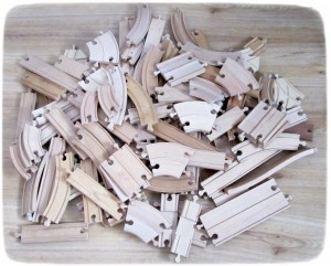 Partij houten (Brio, Mentari, etc.) treinrails - 100+ stuks