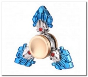 Fidget Spinner (Driebladig, zilver- & blauwkleurig) & stevig beschermtasje