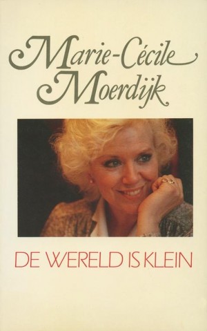 Marie-Cecile Moerdijk ~ De wereld is klein (Gesigneerd exemplaar)