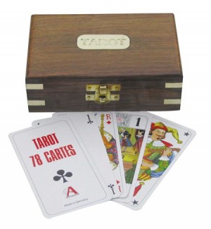 Tarot kaartspel in een houten kist